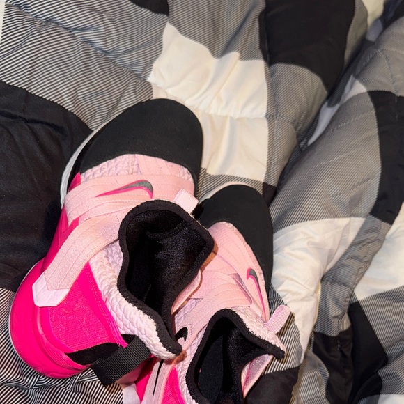 Nike Lebron Shoes - pink women’s lebrons